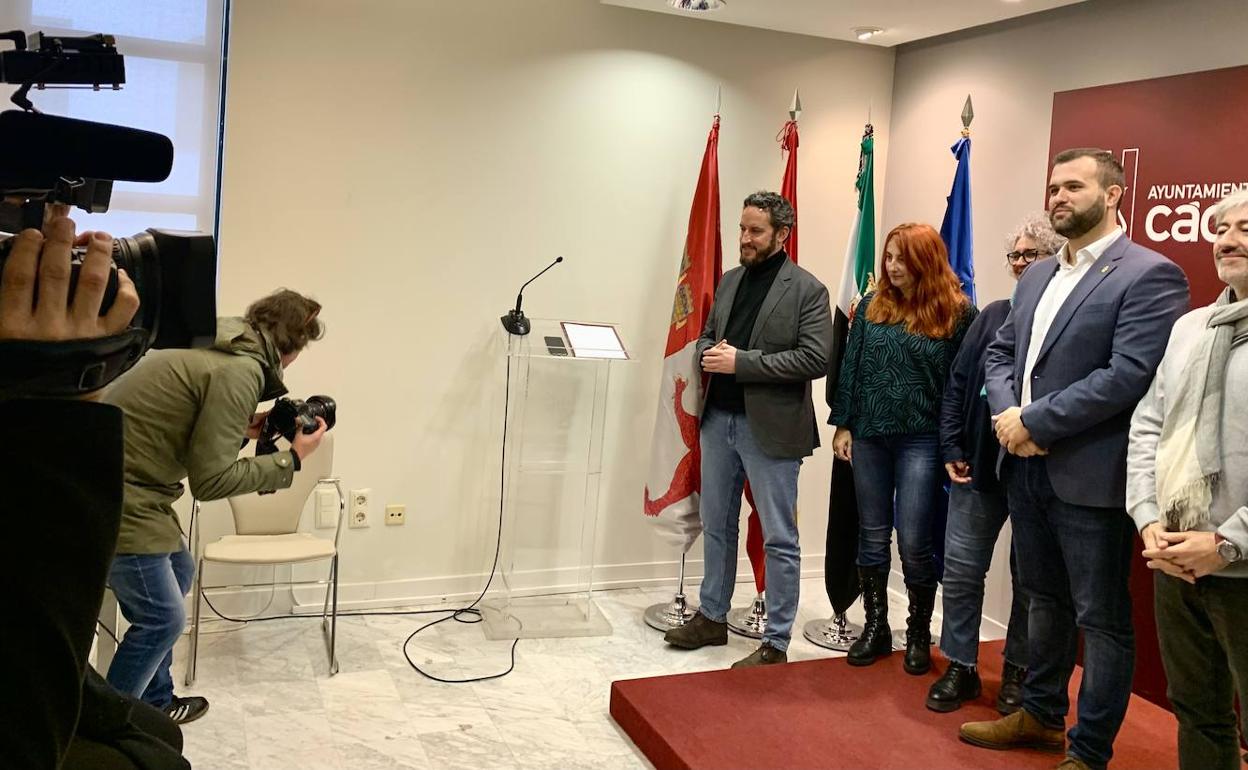 Salaya, en el centro, rodeado por parte de su equipo de Gobierno