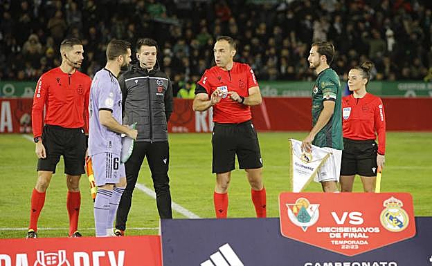 Nacho y Josín, capitanes de Real Madrid y Cacereño, junto al trío arbitral antes del encuentro. 