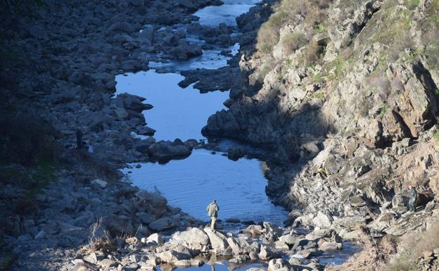 El cuerpo ha sido hallado por guardias civiles en el cauce del río Gibranzos, entre La Cumbre y Trujillo. En la imagen, un agente inspecciona la zona.