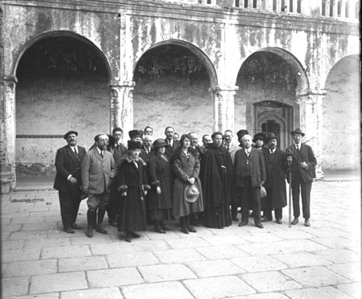 Miembros de la Sociedad Española de Excursiones que realizaron el viaje a Guadalupe en la Semana Santa de 1920, con un fraile.