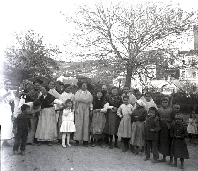 Mujeres y niños, algunos de ellos descalzos.