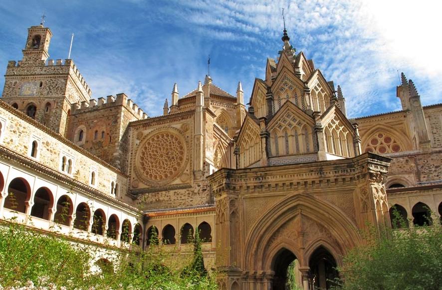 Imagen actual del claustro. El rosetón ha cambiado.