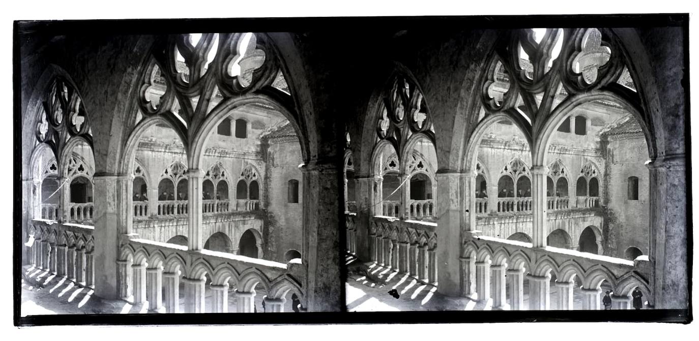 Frailes en un claustro del Monasterio.