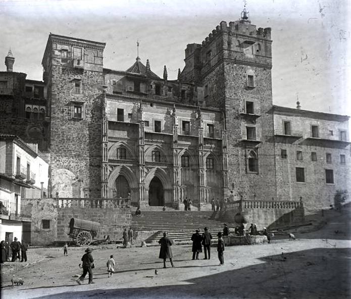 Así era la fachada del Monasterio de Guadalupe en 1920, a la izquierda hay una tartana.