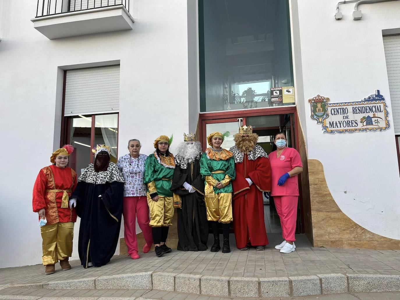 Imagen secundaria 1 - Arriba, algunos participantes en la Cabalgata. Abajo, Sus Majestades, en la Residencia de Mayores, y carroza del rey Melchor. 