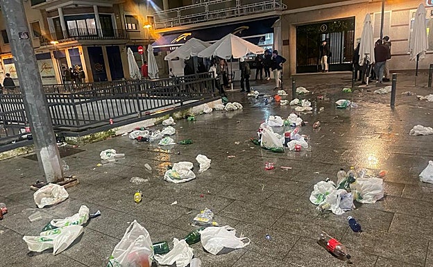 Estado en el que quedó la plaza de los Alféreces tras ser desalojado el botellón. 