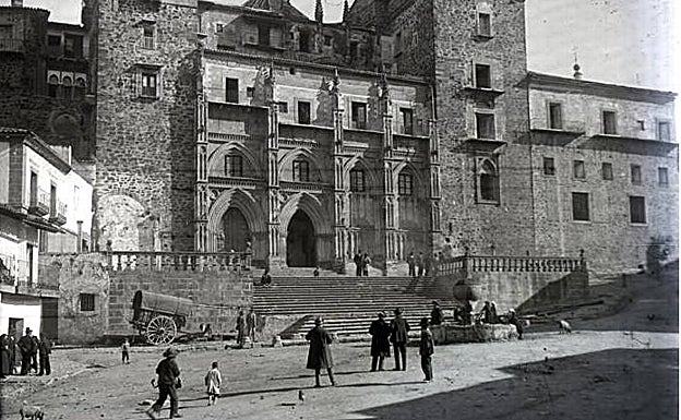 Fachada del Monasterio en 1920, a la izquierda hay una tartana. 