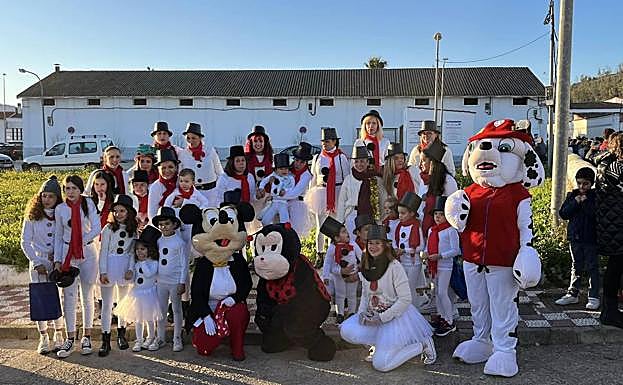 Imagen principal - Arriba, algunos participantes en la Cabalgata. Abajo, Sus Majestades, en la Residencia de Mayores, y carroza del rey Melchor. 