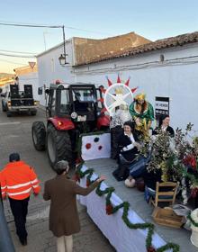 Imagen secundaria 2 - Arriba, algunos participantes en la Cabalgata. Abajo, Sus Majestades, en la Residencia de Mayores, y carroza del rey Melchor. 