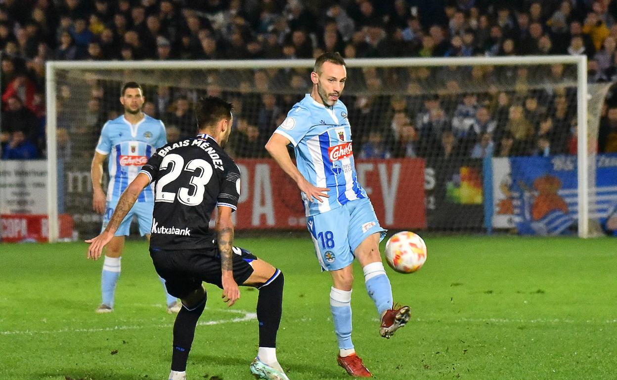 Sergio Gómez defendido por Brais Méndez en el duelo de Copa. 