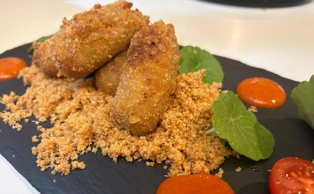 Croquetas de patatera sobre arena de torreznos de La Meancera.