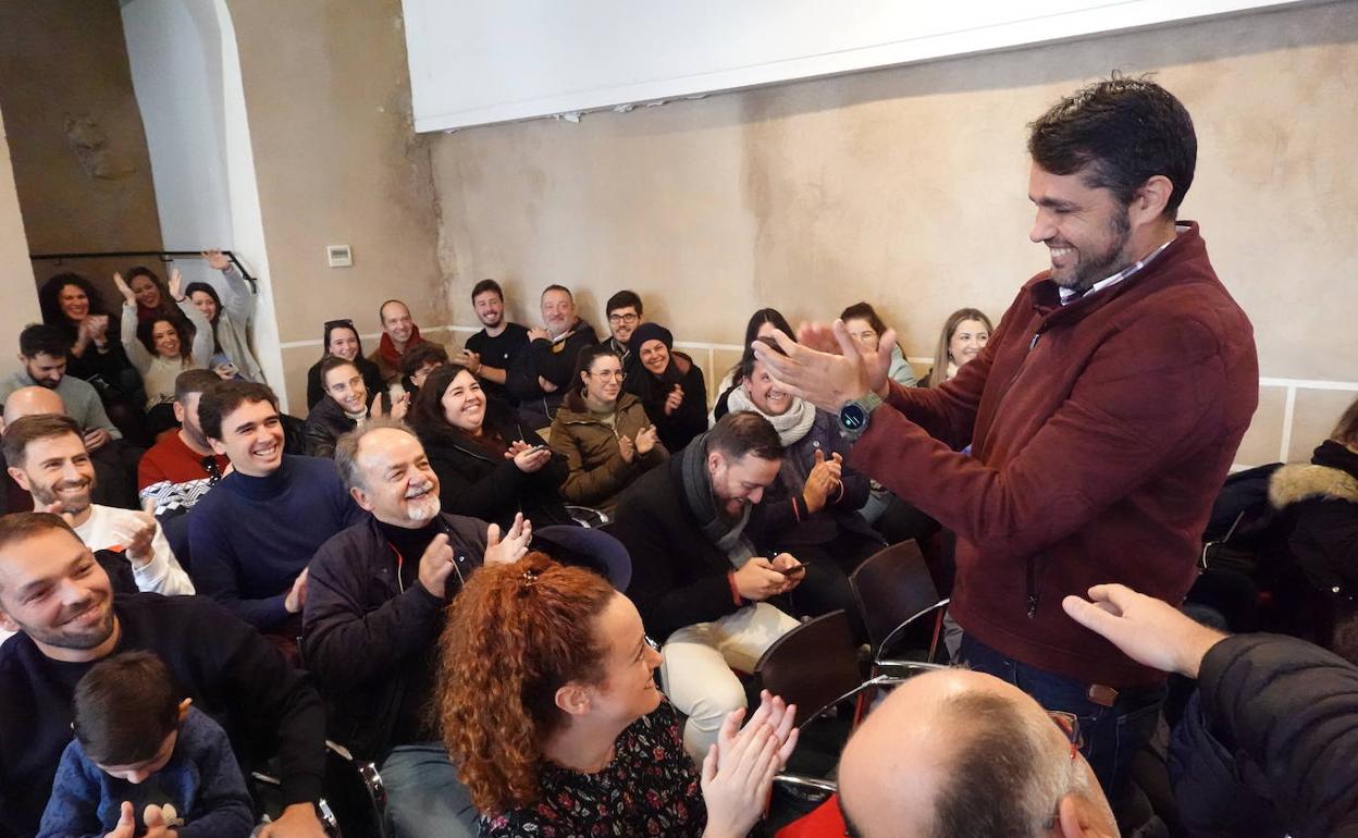 Antonio Cava, de Los yo no salgo, aplaudido por el auditorio tras saber que actuarán los primeros.