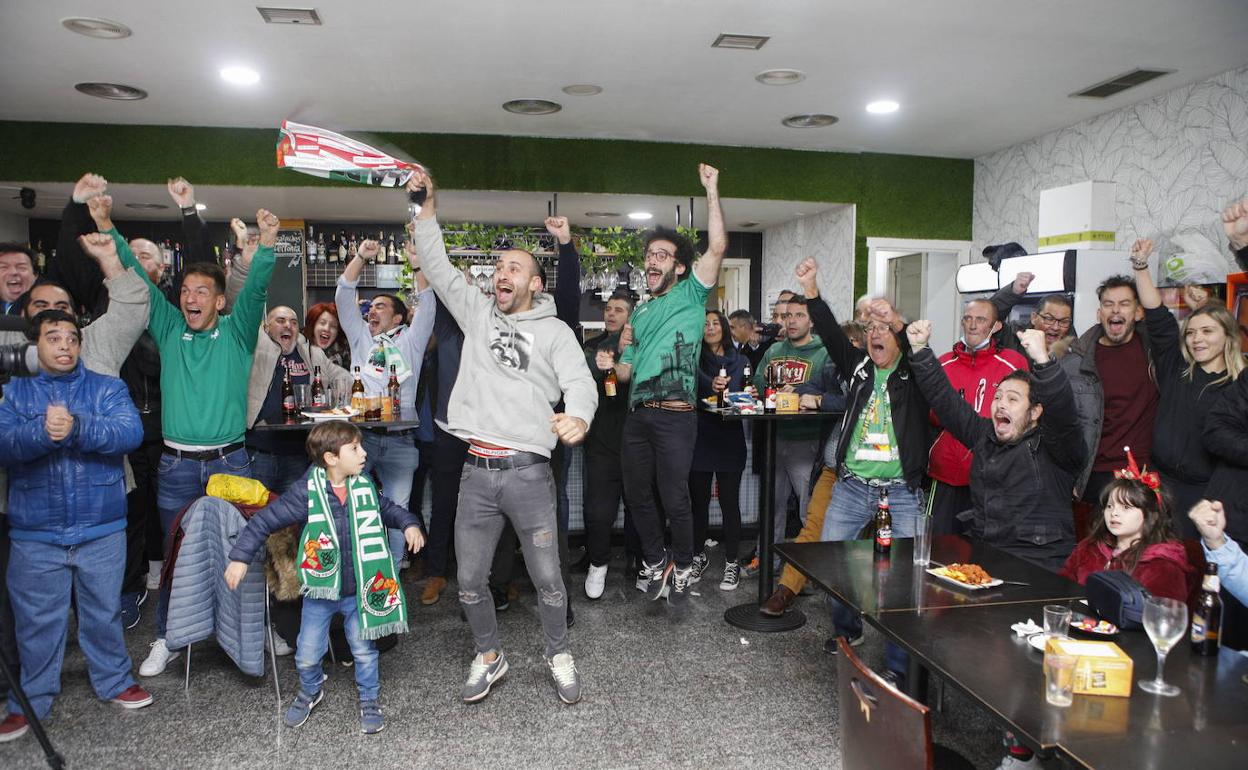 Aficionados del Cacereño en el momento de conocerse que el Real Madrid sería su rival en la Copa del Rey. 