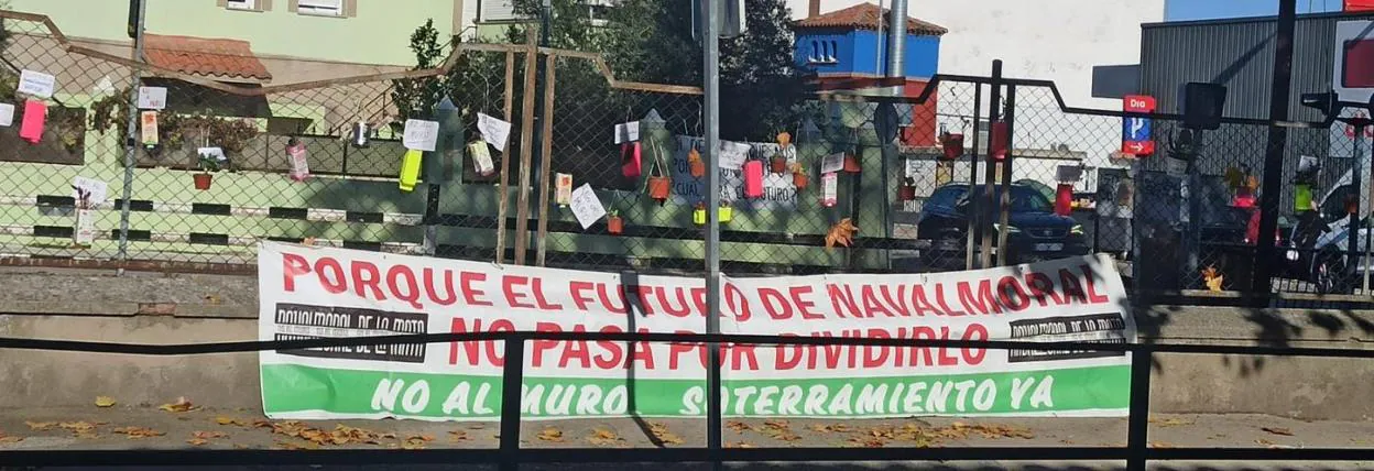 Pancarta junto al jardín vertical creado en las vallas de la vía férrea. 