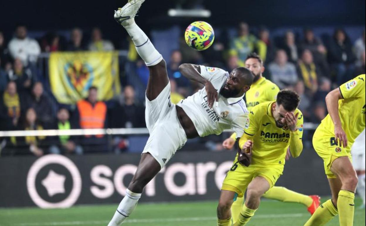 Rüdiger despeja un balón durante el trepidante Villarreal-Real Madrid. 