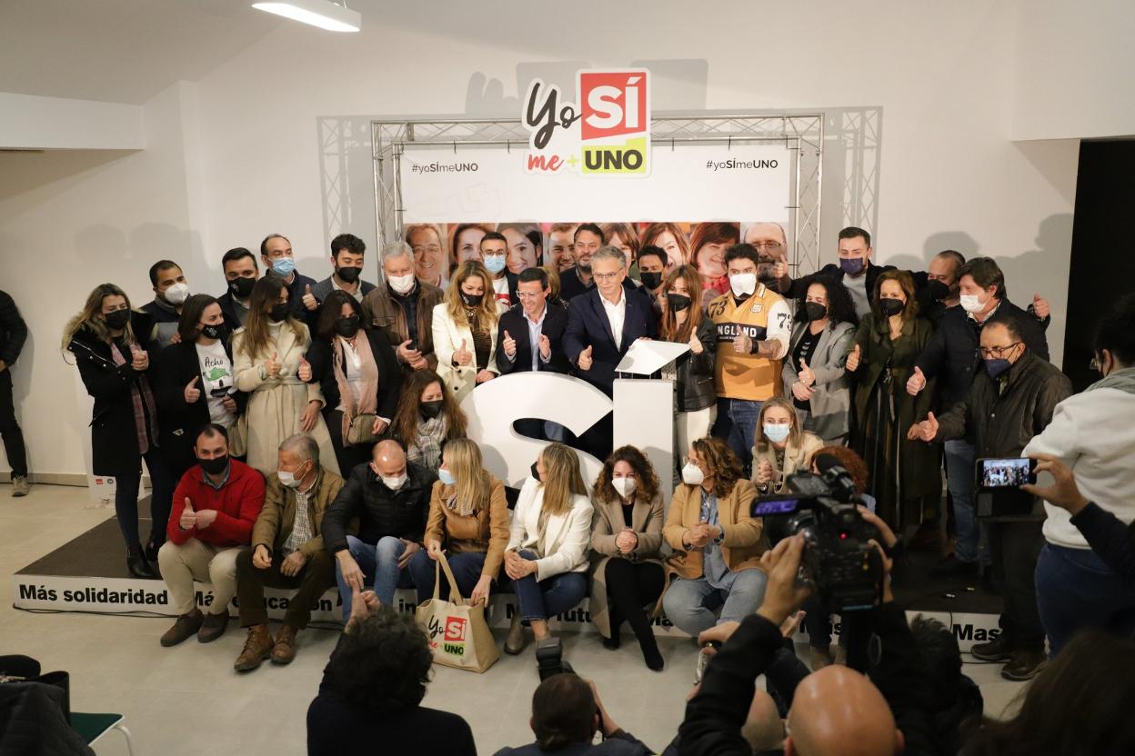 Alcaldes y concejales de ambas corporaciones en la noche de la consulta popular. 