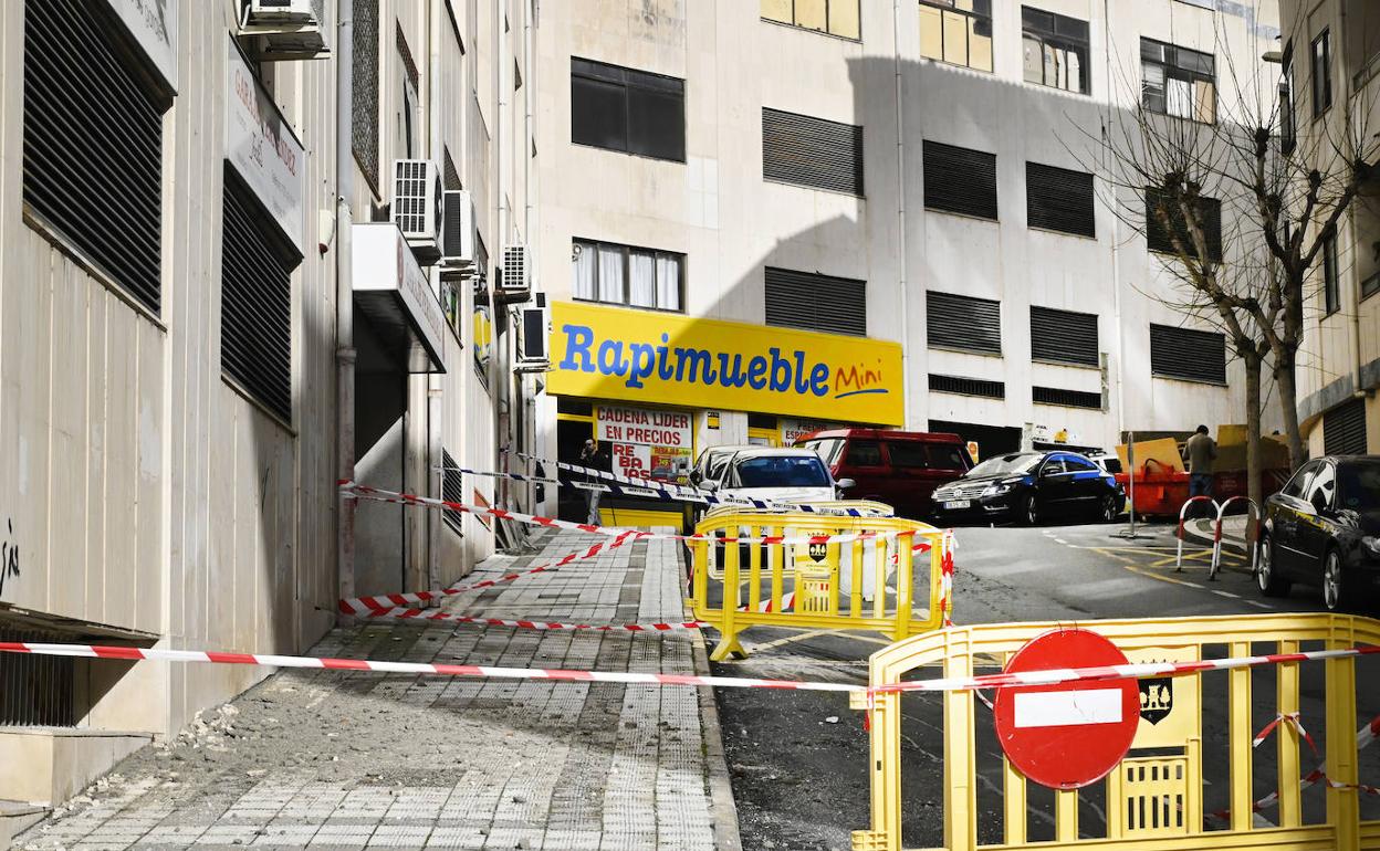 Zona acordonada en la calle Obispo Varela tras la caída de nuevas losetas. 