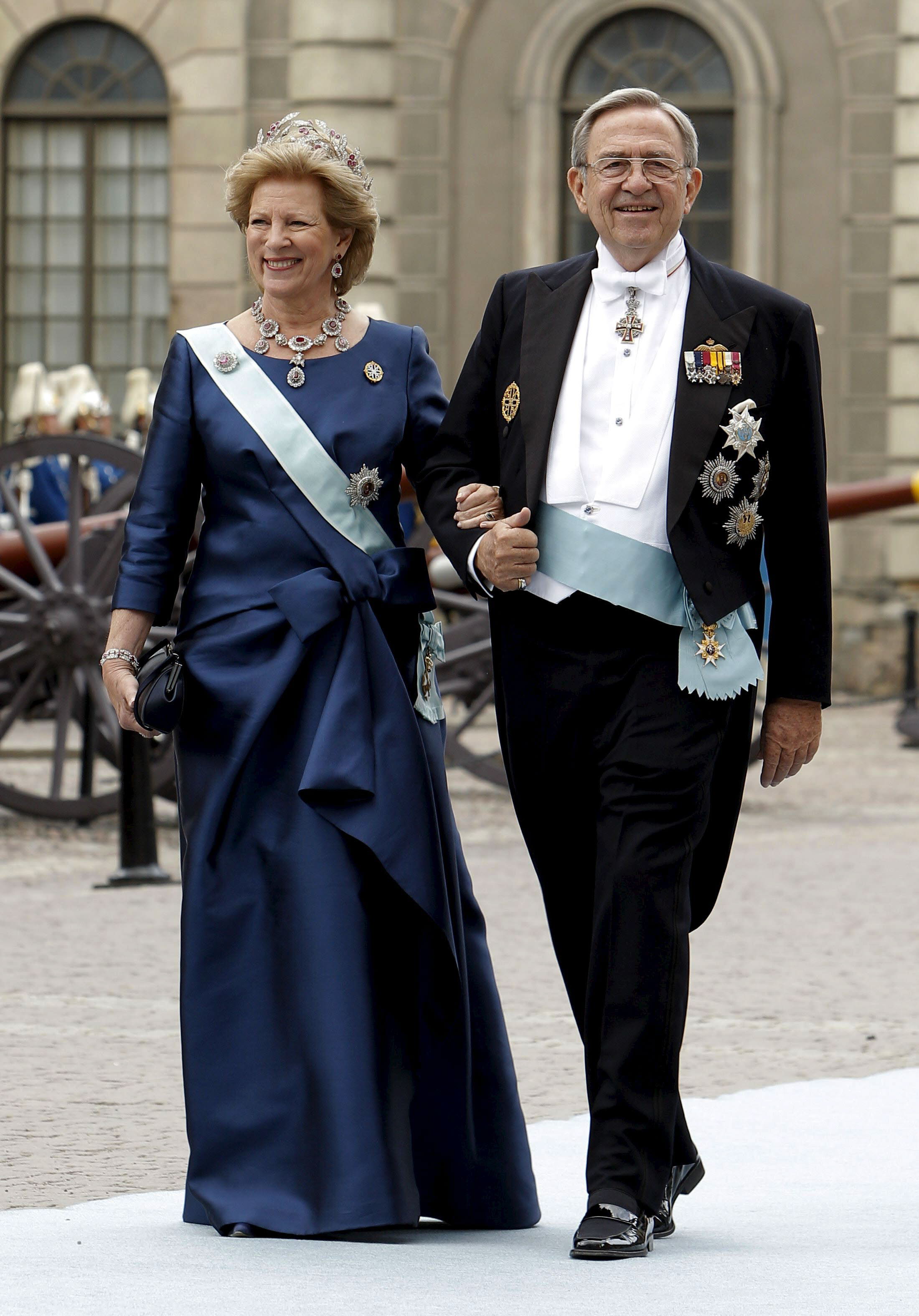 Los monarcas helenos Constantino y Ana María, a su llegada a la boda de la princesa heredera Victoria de Suecia en junio de 2010.