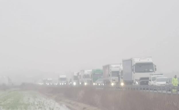 Fila de camiones en la retención formada en la N-430 tras el accidente. 