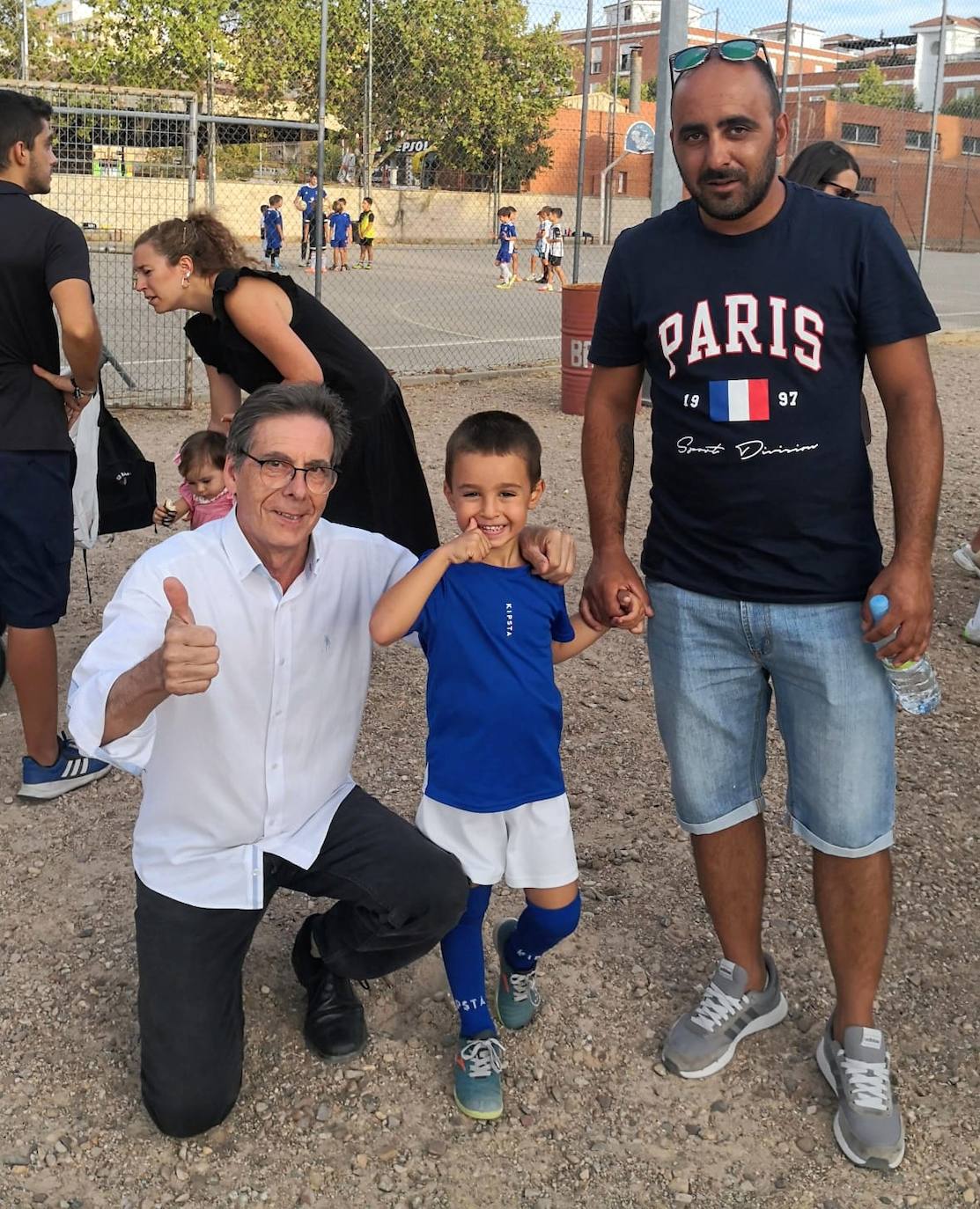 Imagen secundaria 2 - Arriba, Thiago Torrescusa, celebrando su primer trofeo con el C.D. Badajoz; abajo, a la izquierda, junto a su amigo Francisco Javier Periáñez, animando desde las gradas al C.F. Alconchel; a la derecha, junto a su padre, Enmanuel Torrescusa, y su tío Manuel Piñana, tras el primer entrenamiento en Badajoz, el pasado mes de septiembre. 