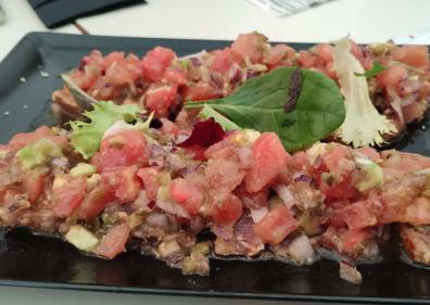 Imagen secundaria 1 - Carne y dos ensaladas.