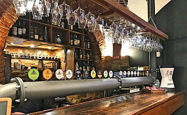 Imagen principal - Están especializados en cervezas y ginebras.