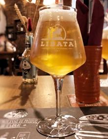 Imagen secundaria 2 - Están especializados en cervezas y ginebras.