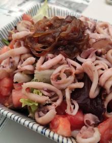 Imagen secundaria 2 - Carne y dos ensaladas.