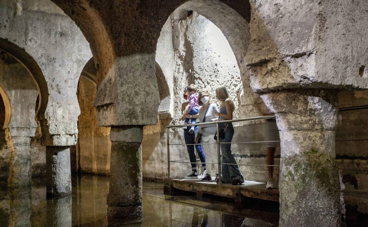 El aljibe del Museo de Cáceres es uno de los monumentos más visitados de la ciudad. 