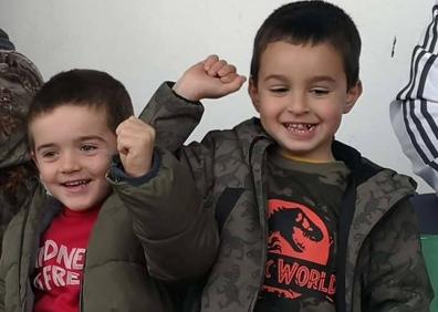 Imagen secundaria 1 - Arriba, Thiago Torrescusa, celebrando su primer trofeo con el C.D. Badajoz; abajo, a la izquierda, junto a su amigo Francisco Javier Periáñez, animando desde las gradas al C.F. Alconchel; a la derecha, junto a su padre, Enmanuel Torrescusa, y su tío Manuel Piñana, tras el primer entrenamiento en Badajoz, el pasado mes de septiembre. 