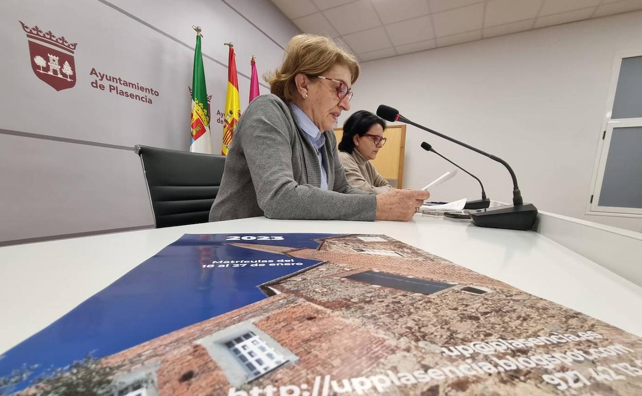 Marisa Bermejo y Yolanda Amor, en la presentación de la oferta formativa esta mañana. 