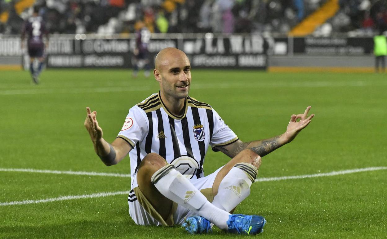 Gorka Santamaría celebra uno de sus goles con el Badajoz. 