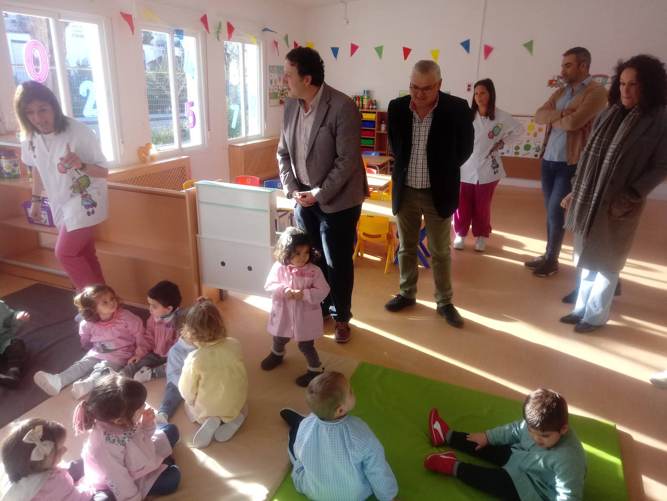 El secretario general de Educación, en el centro, junto al acalde de Alconchel, en una de las aulas escolares. 
