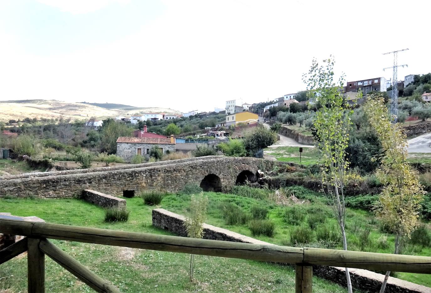 Puente de Nuestra Señora sobre el río Garciaz en la entrada del pueblo.