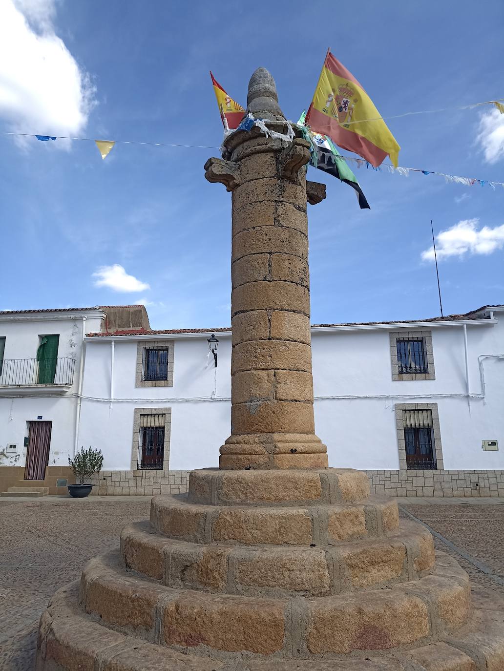 El rollo, coronado en una pieza en forma de bellota, se construyó en 1565.