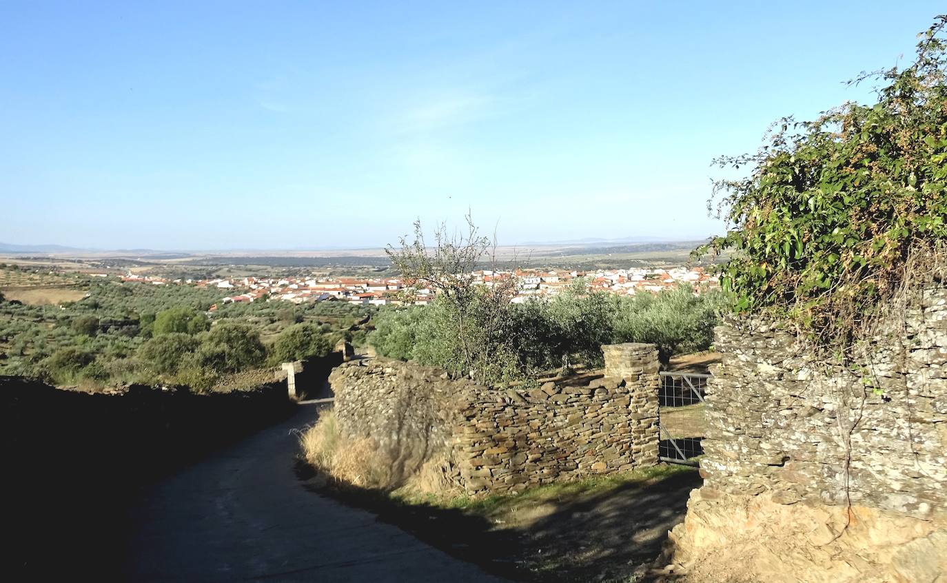 Panorámica de Madroñera en la subida al cerro Valdecardos.