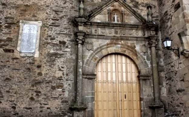 Iglesia de Garciaz con la placa franquista. 