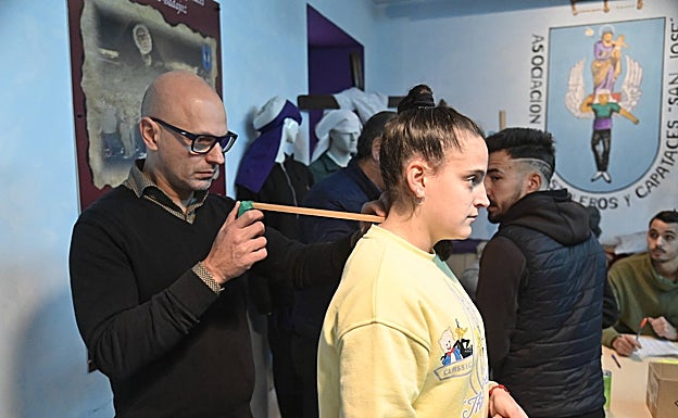 Juan Carlos Suero mide la distancia de la séptima vértebra de María Pina al suelo para ubicarla en el paso. 