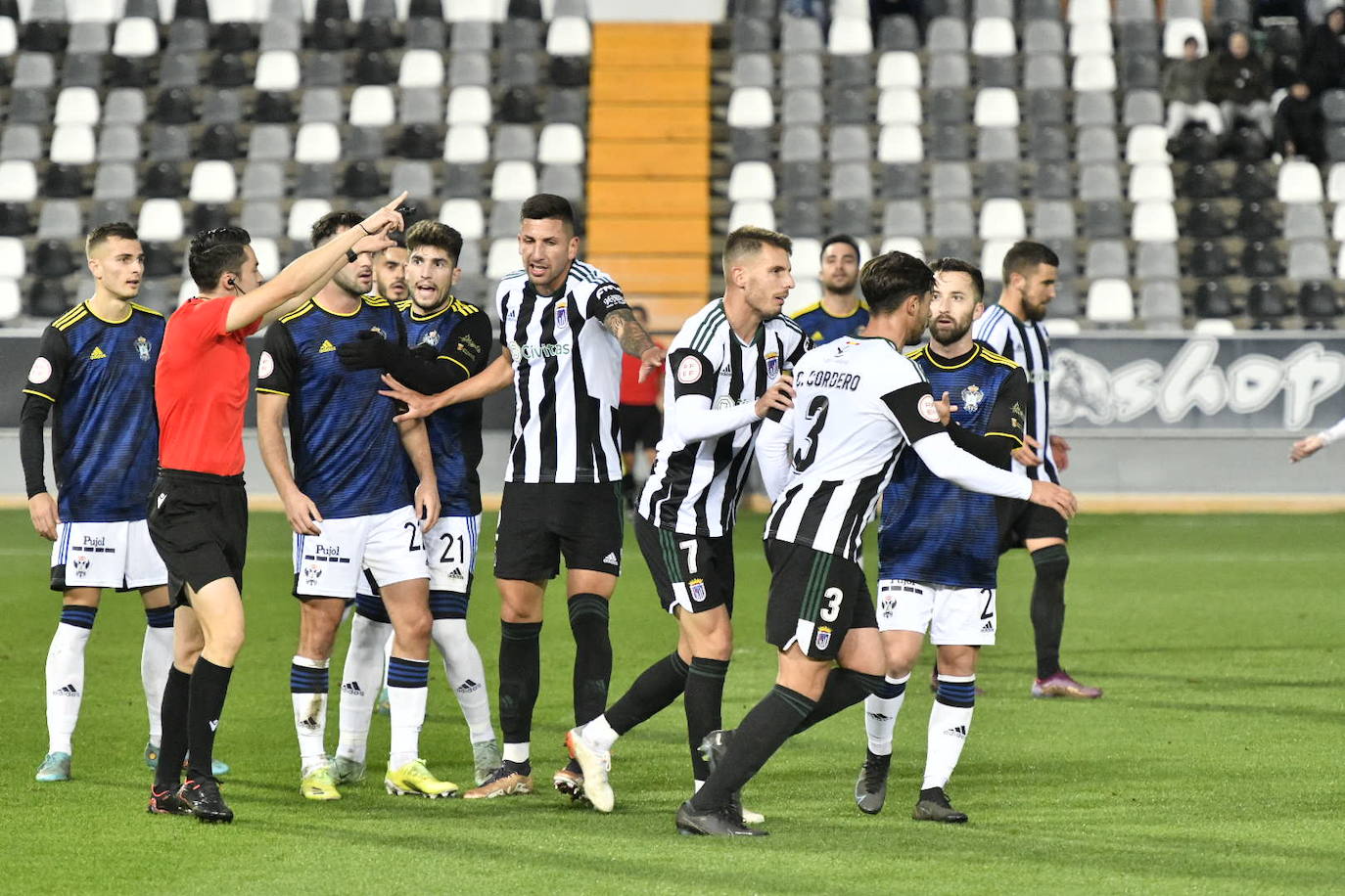 Fotos: El Badajoz se queda a medias en su objetivo de tumbar a un rocoso Talavera