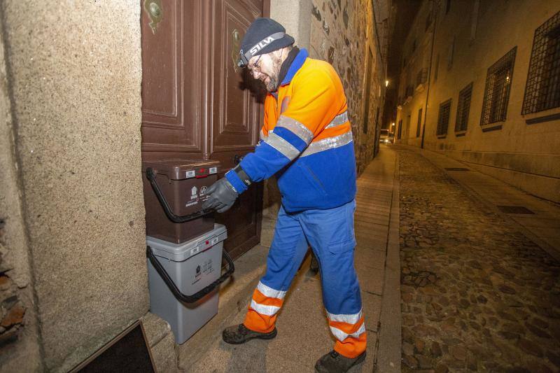 Fotos: Arranca la recogida de basura puerta a puerta en el casco viejo de Cáceres