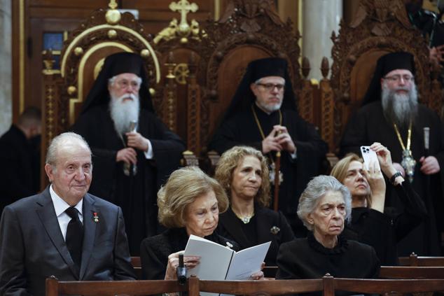 Don Juan Carlos, doña Sofía y la princesa Irene esperan a que comience el funeral, con las infantas Elena y Cristina tras ellos.