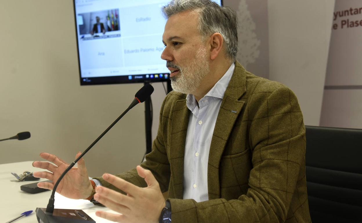 El alcalde de Plasencia, Fernando Pizarro, durante la rueda de prensa de esta mañana. 