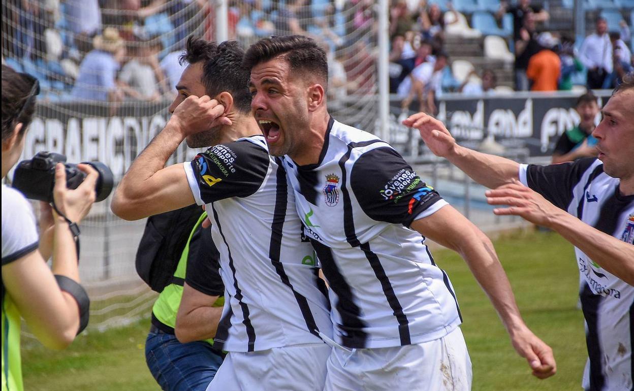 José Ángel celebra un tanto de Guzmán Casaseca en su etapa con el Badajoz. 
