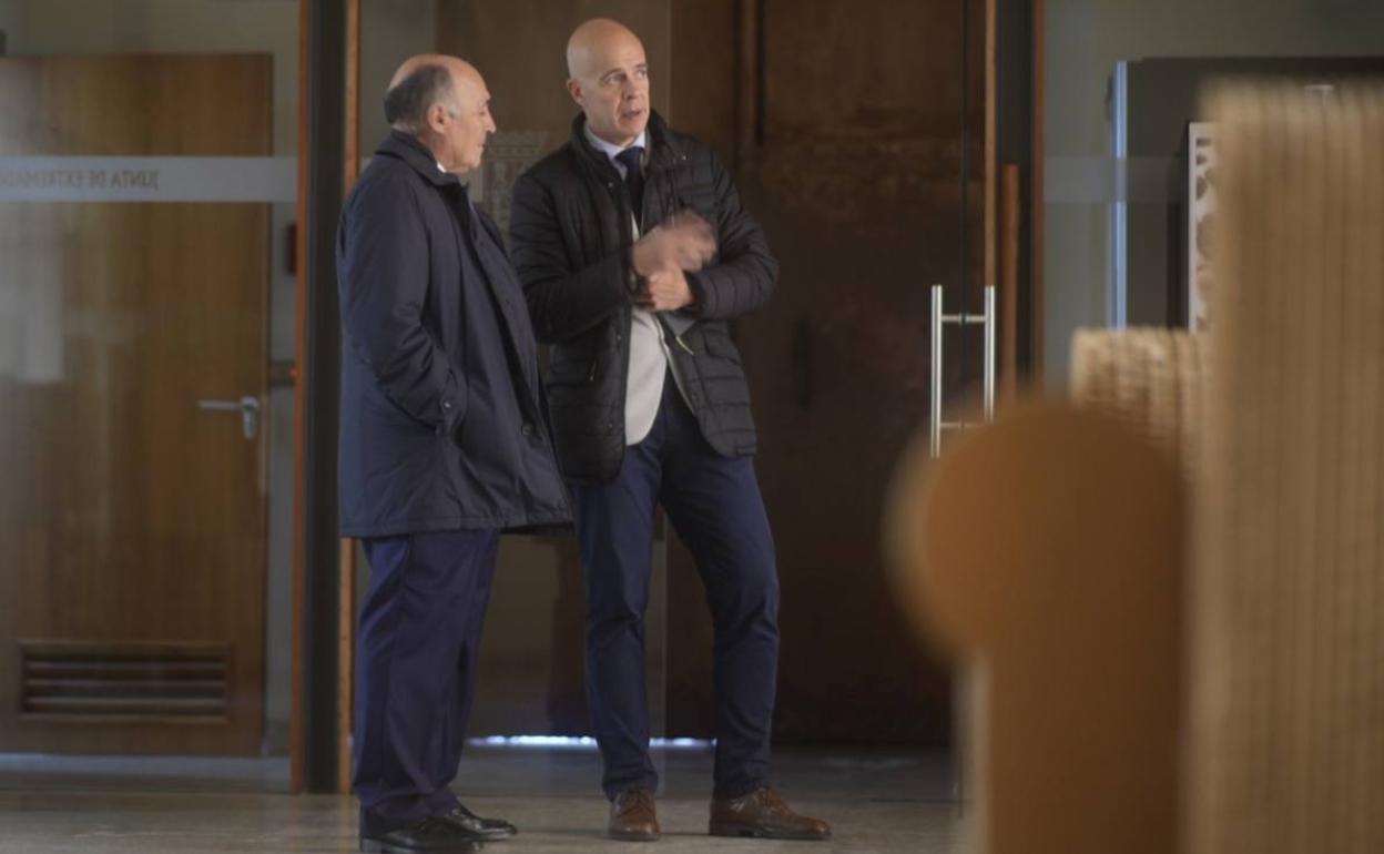 Ricardo Leal (a la izquierda), charla con David Aguilera, de Gas Extremadura, empresa del grupo Cristian Lay, en la sala de prensa de la Junta, en Mérida, antes de escuchar a Vara y al consejero delegado de Enagás. 