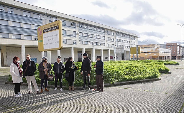 Varios vecinos que se quejan de la situación en la que viven. Al fondo el Centro de Salud de La Mejostilla. 