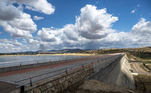 Embalse de Alcollarín, sobre el río del mismo nombre. 