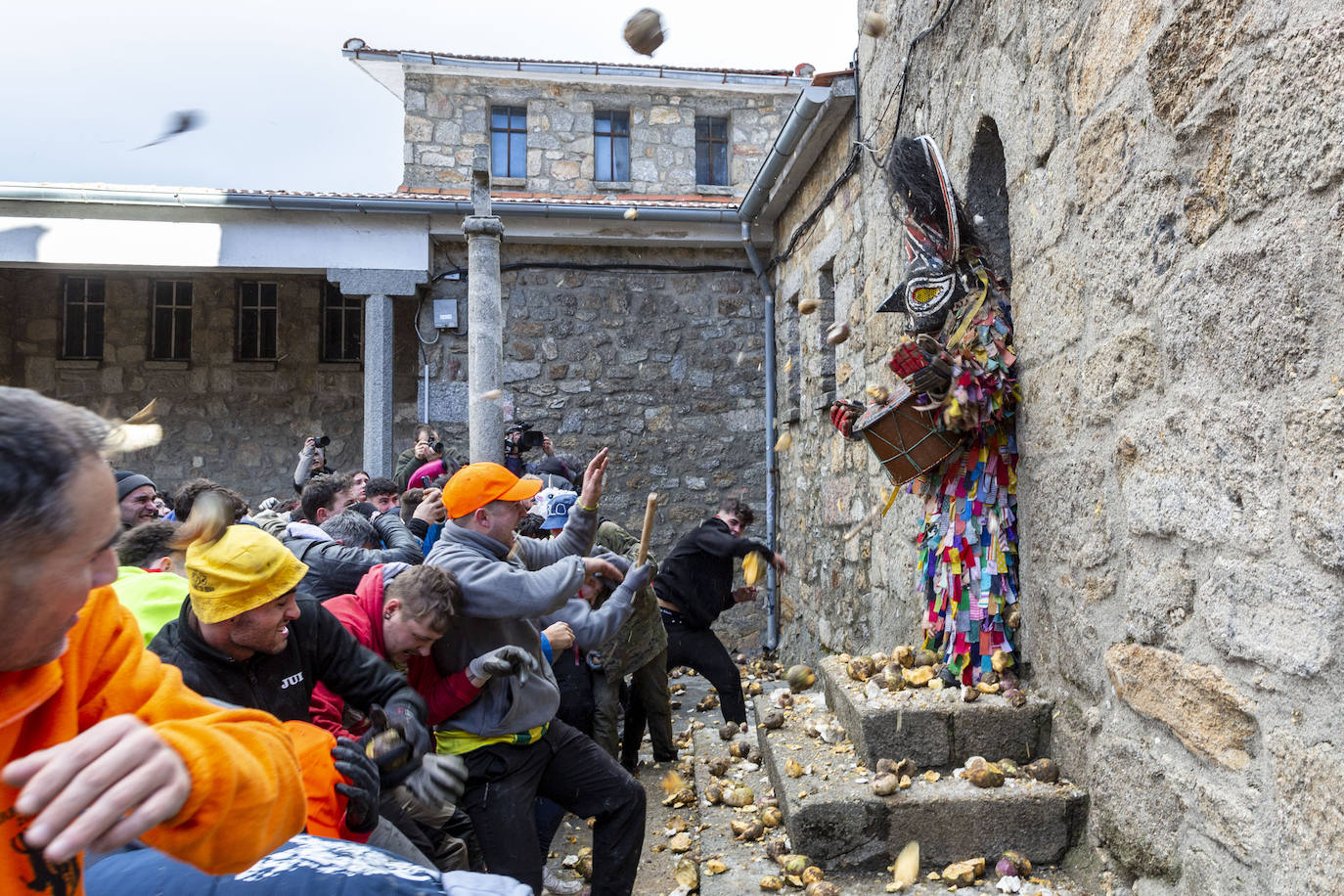Fotos: Fiestas de Extremadura: Jarramplas vuelve a recibir una lluvia de nabos en Piornal