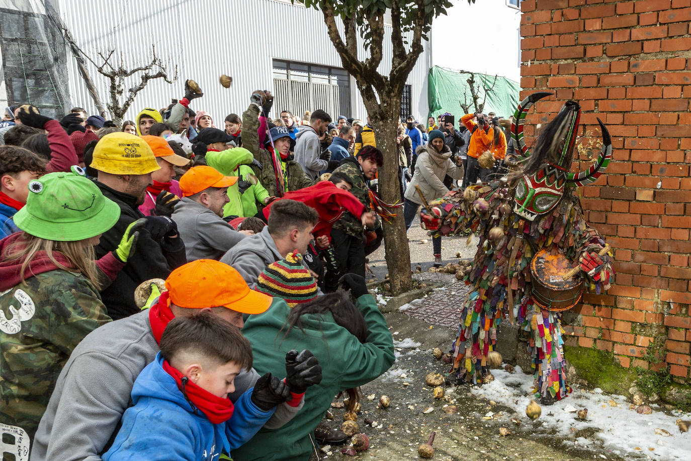 Fotos: Fiestas de Extremadura: Jarramplas vuelve a recibir una lluvia de nabos en Piornal