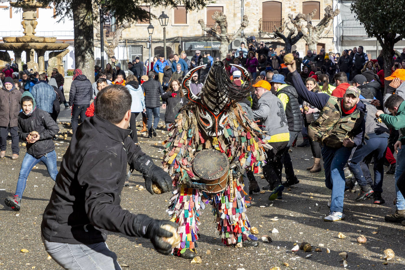 Fotos: Fiestas de Extremadura: Jarramplas vuelve a recibir una lluvia de nabos en Piornal