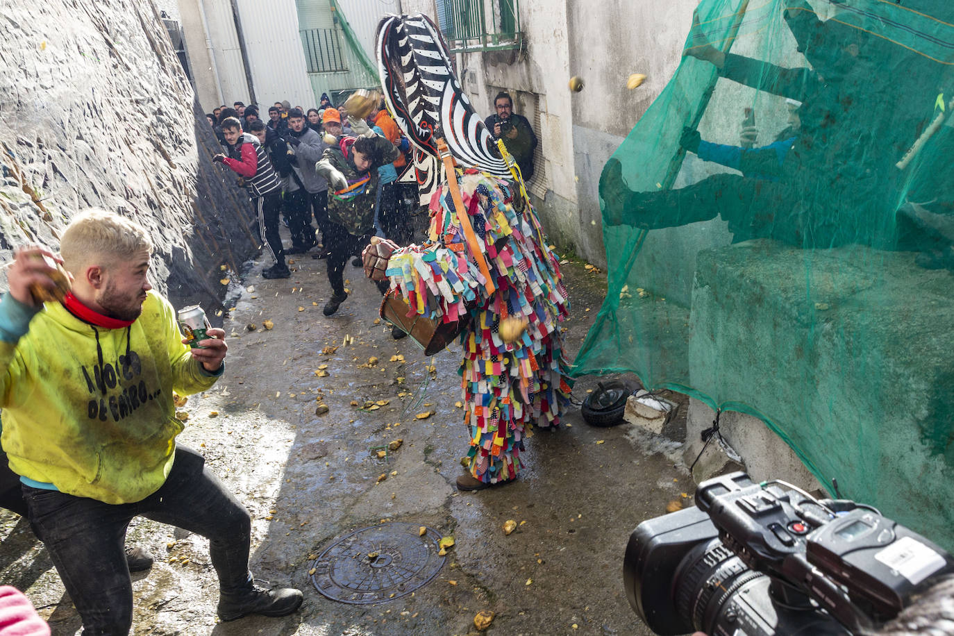 Fotos: Fiestas de Extremadura: Jarramplas vuelve a recibir una lluvia de nabos en Piornal